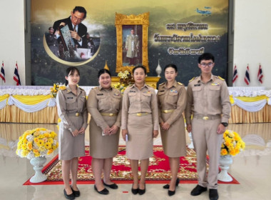 ร่วมพิธีวางพานพุ่มดอกไม้สดถวายราชสักการะ ... พารามิเตอร์รูปภาพ 2