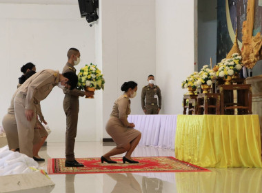 ร่วมพิธีวางพานพุ่มดอกไม้สดถวายราชสักการะ ... พารามิเตอร์รูปภาพ 3