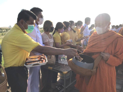 ร่วมพิธีทำบุญตักบาตร พระสงฆ์ จำนวน 89 รูปถวายพระราชกุศล ... พารามิเตอร์รูปภาพ 1